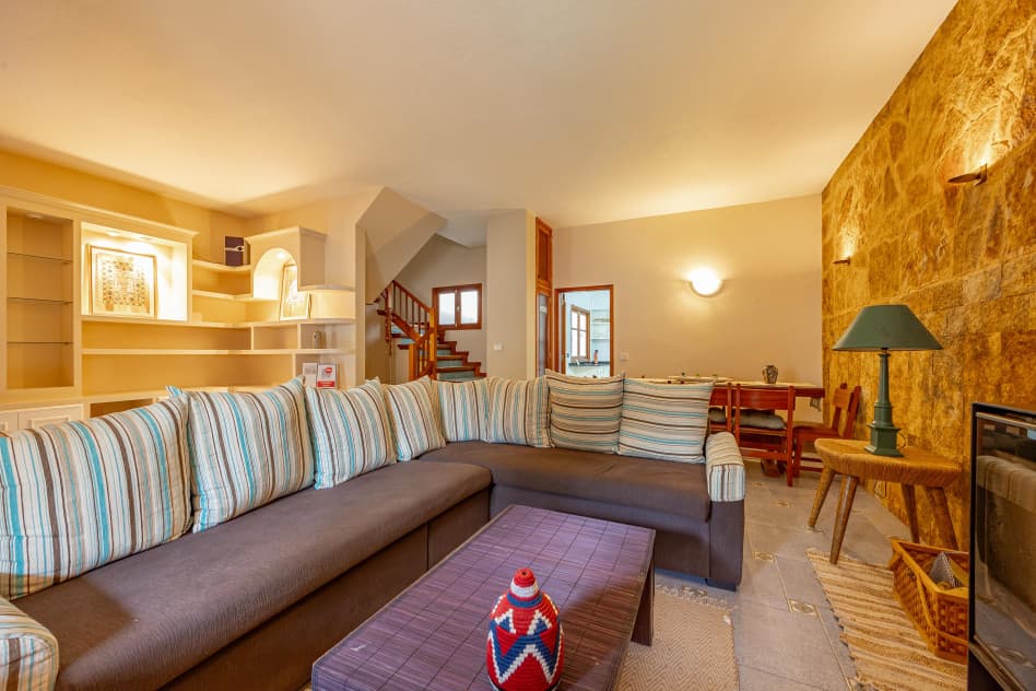 Casa pareada con parcela de 425 m2, garaje y azotea
