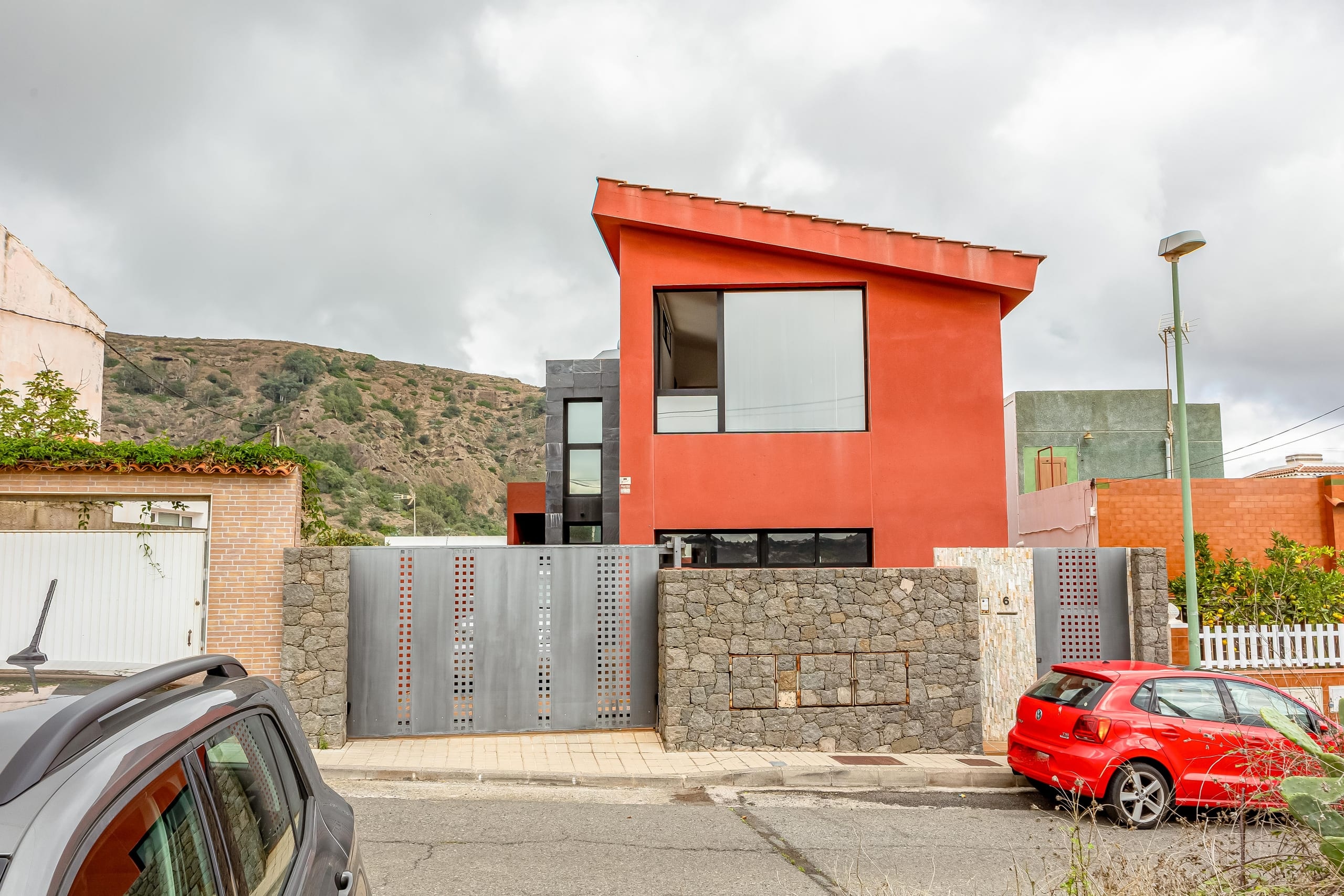 Casa unifamiliar en Santa Brígida con sala de cine, zona de ocio y múltiples mejoras recientes — foto 1 de 40